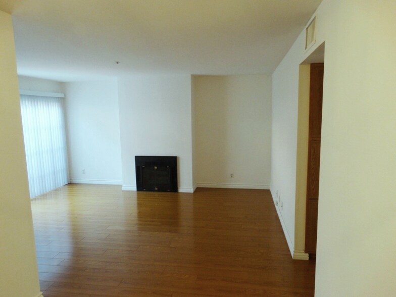 Building Photo - 143 S Hayworth Ave