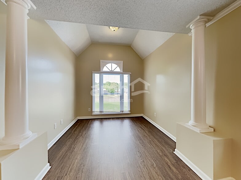 Building Photo - 6857 Briarfield Ln