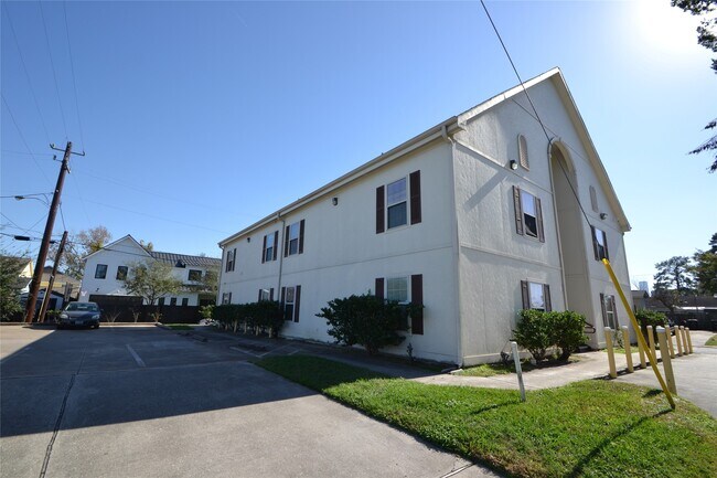 Building Photo - 304 Dell Ct