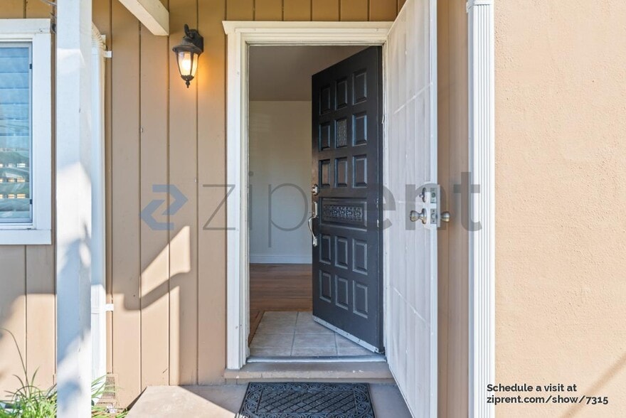 Building Photo - 3534 E Hills Dr