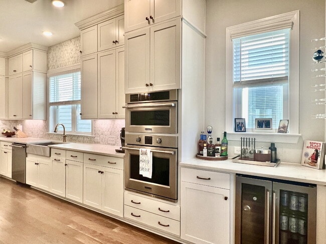 Building Photo - LUXURY TOWNHOME near Southend