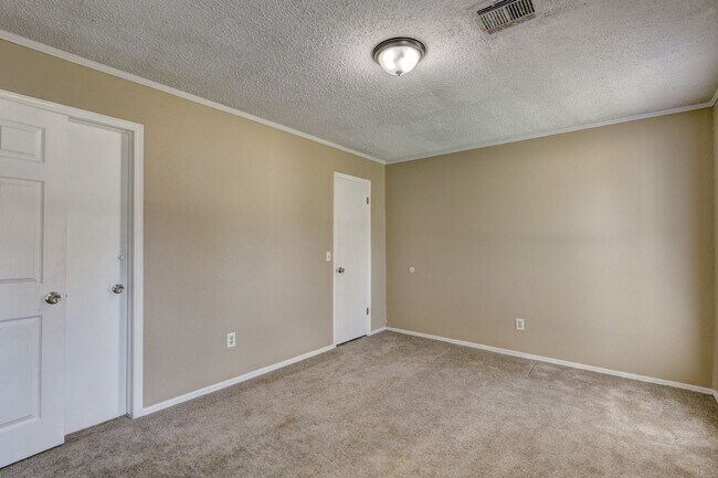 Building Photo - 5 bed 2 bath home in Moore,OK
