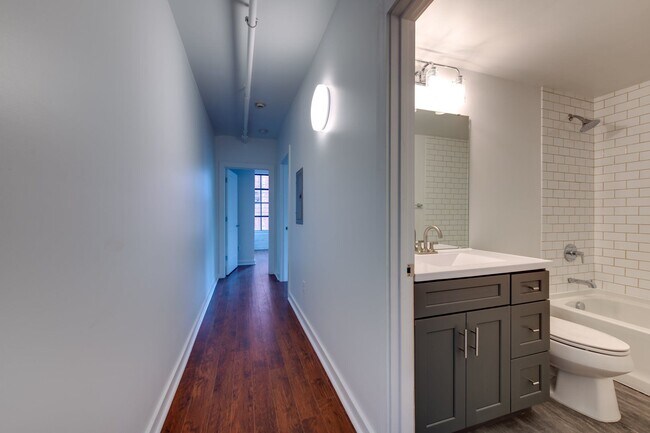 Building Photo - Newly Rennovated Two Bedroom