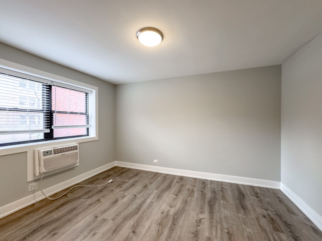 Building Photo - 535 W Surf St