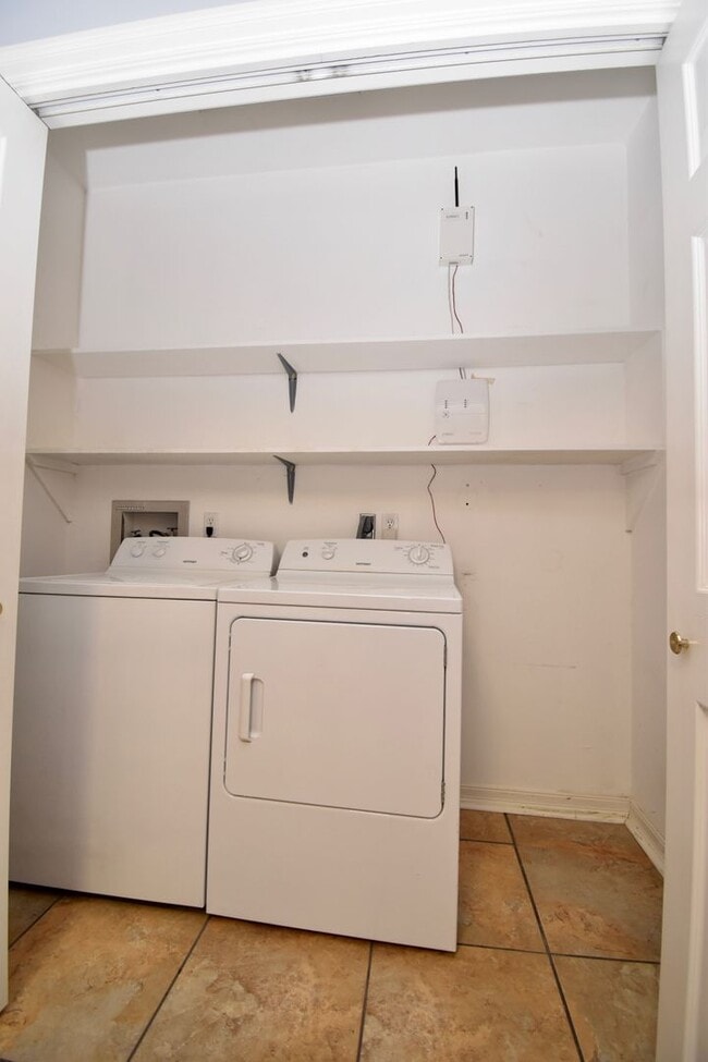 Building Photo - Centrally Located 2 Bedroom 2 Bath House