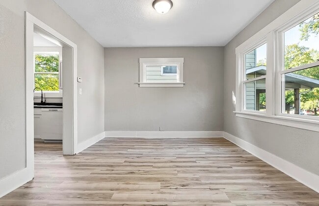 Building Photo - 2051 Thompson Ave