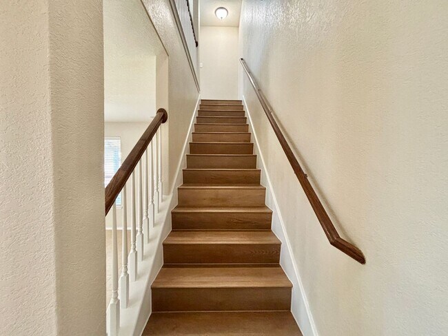 Building Photo - Welcome to this Big & Beautiful! 5 bed/3.5...