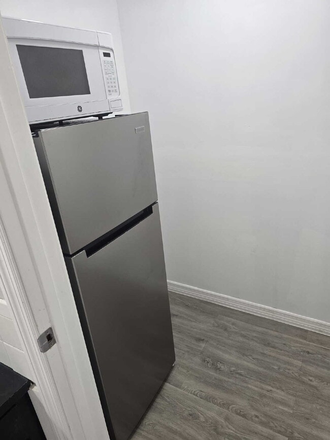 Building Photo - Beautiful remodeled Studio/efficiency room...