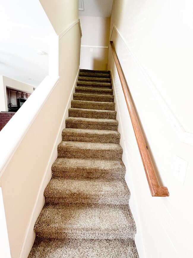 Building Photo - 2 Bedroom 1.5 Bath Townhome