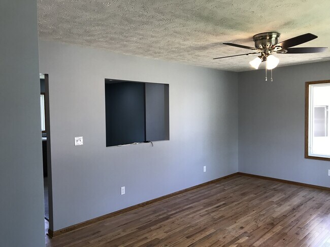 Building Photo - 2 bedroom Duplex