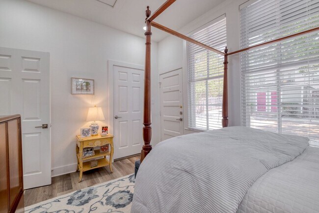Building Photo - Top of the line remodeled 5 BED in the har...