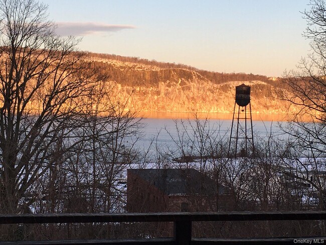 Building Photo - 493 Warburton Ave