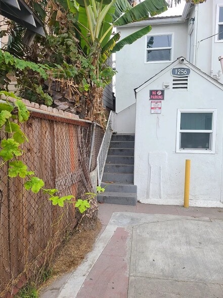 Building Photo - 1256 1/2 Rolland Curtis Pl