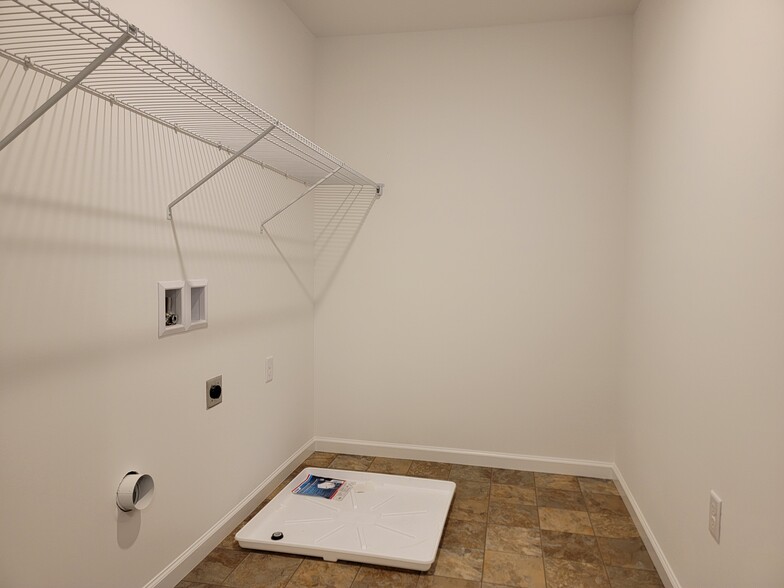 Building Photo - 130 Robert Cir