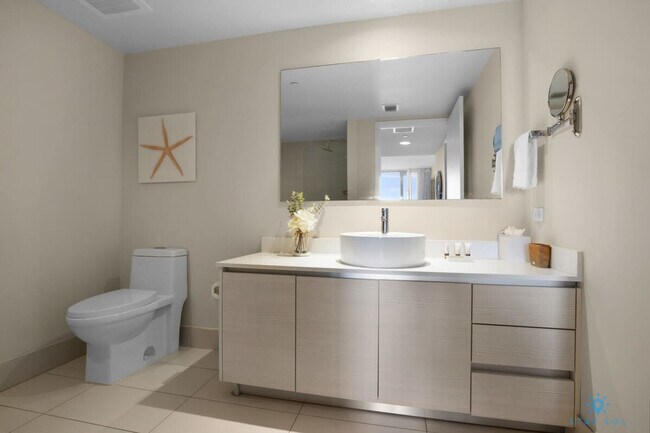 Building Photo - 2602 E Hallandale Beach Blvd