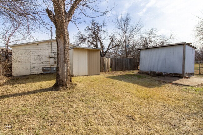 Building Photo - 2202 Monroe St