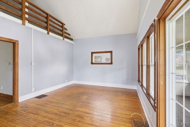 Building Photo - 122 Putnam St