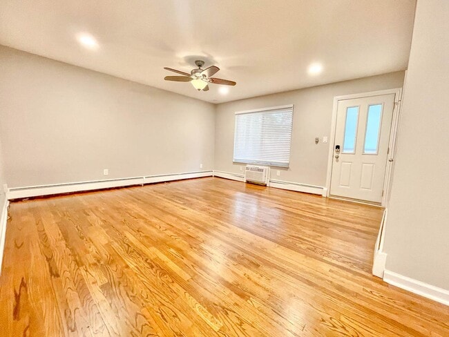 Building Photo - Birmingham Condo!
