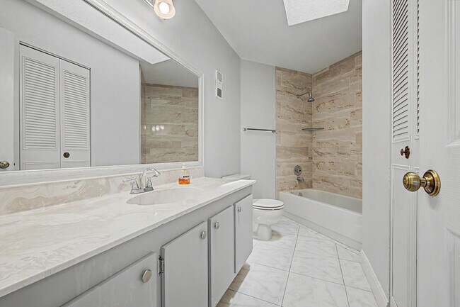 Building Photo - 3386 Lucerne Park Dr