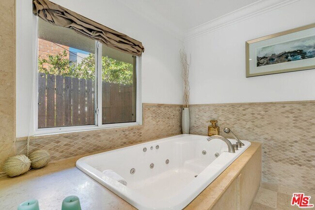 Building Photo - 2177 Summitridge Dr