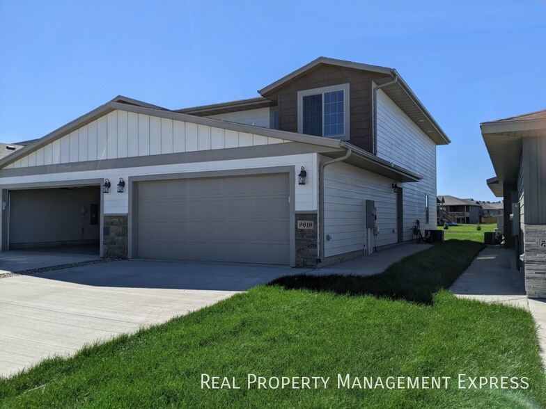 Building Photo - 3 Bedroom 2.5 Bathroom Single Family Townhome