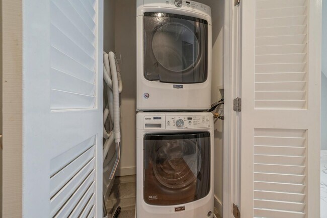 Building Photo - 225 Columbia Ave