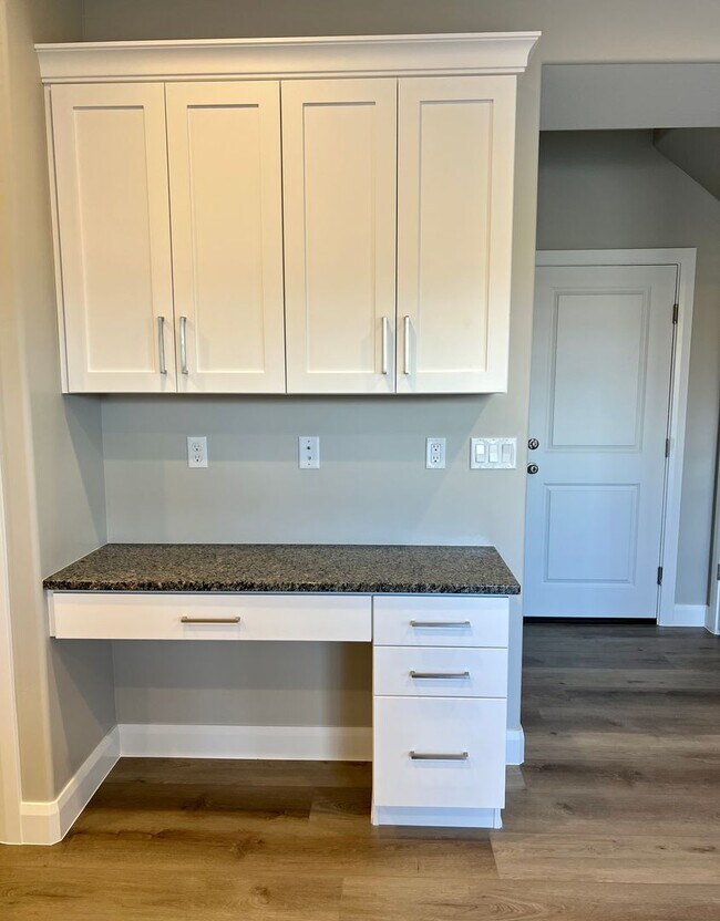 Building Photo - Beautiful newer 3 bedroom, 2.5 bathroom townhome! Amazing views!