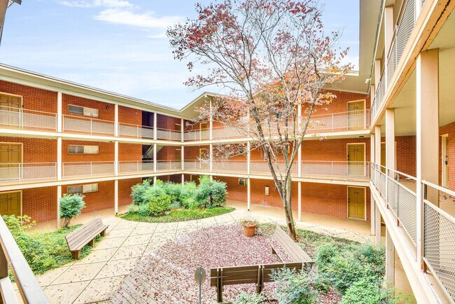 Building Photo - 250 Little St