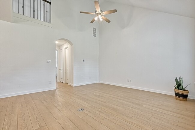 Building Photo - 323 Highland Bayou Dr