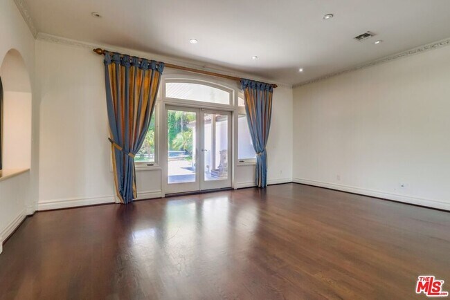 Building Photo - 114 S Layton Dr