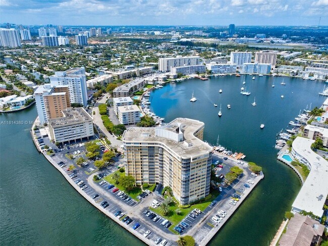 Building Photo - 100 Golden Isles Dr