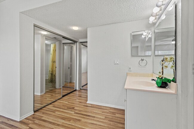 Building Photo - 1507 SE Royal Green Cir