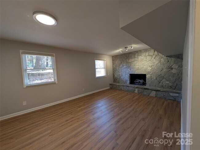 Building Photo - 3331 Donovan Pl