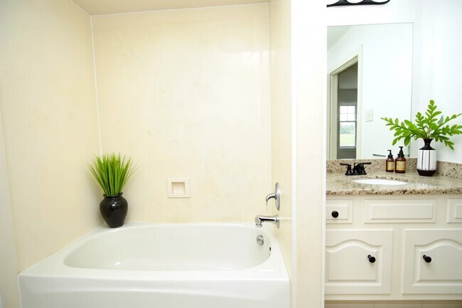 Building Photo - 5202 Summer Snow Dr