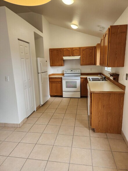 Building Photo - 525 N Diamond Ave
