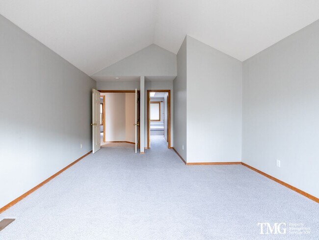 Building Photo - Grand 5+ Bedroom Home in Desirable Garden Home- Raleigh Hills Location with 2800 Sq Ft!