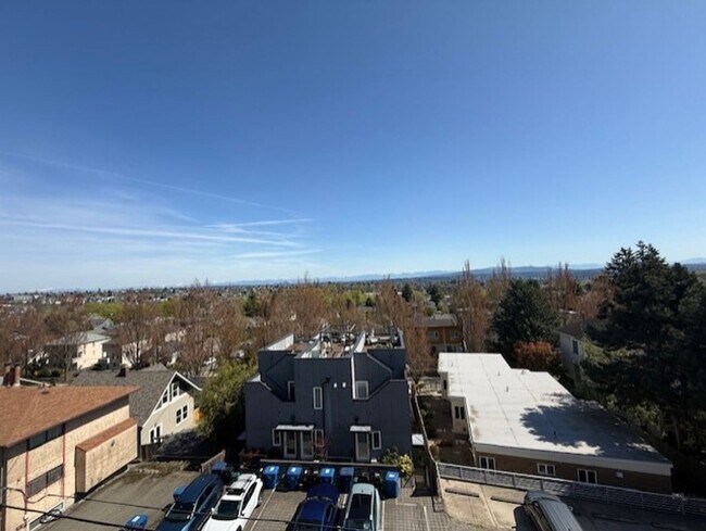 Building Photo - Beacon Hill Townhome