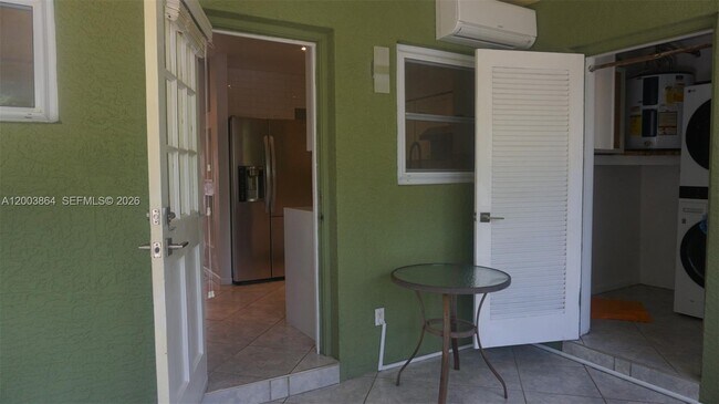 Building Photo - 853 NE 37th St