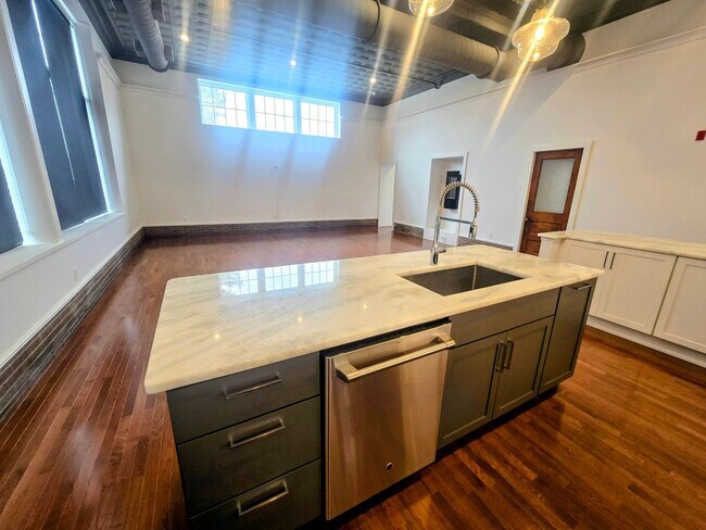 Building Photo - 1815 Main St