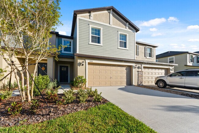 Building Photo - Absolutely stunning 3 BR /2.5 Bath / 2 Car Garage + LOFT townhome in ultra-modern and green-focus...