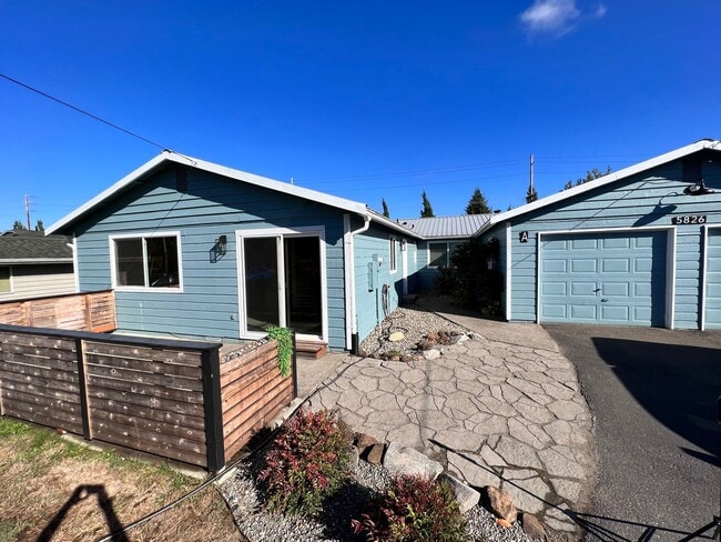 Building Photo - Duplex Must See Stunning Updated 2BR/1BA/1 car garage Avail. June 5th