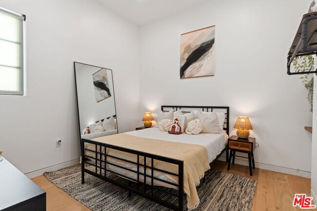 Building Photo - 358 N Bronson Ave