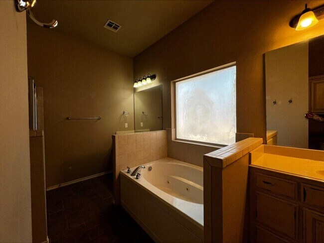 Building Photo - 13111 Red Oak Dr