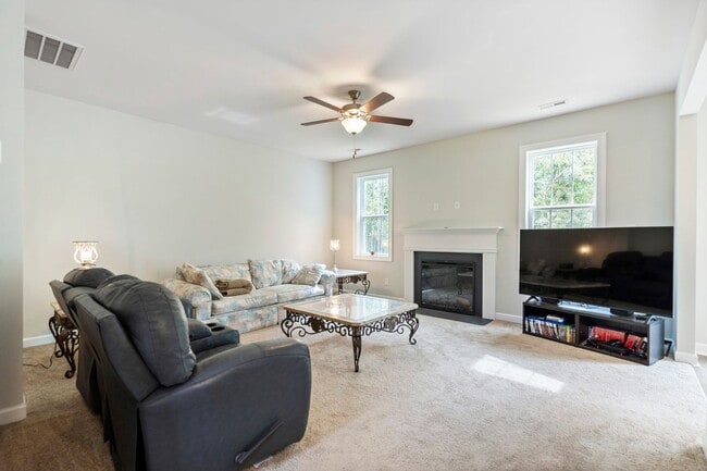 Building Photo - READY NOW! Spacious 5 bedroom w Bonus & 3.5 Bath Two Story Home on Cul-de-sac