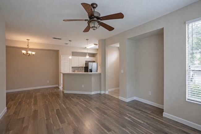 Building Photo - 13700 Richmond Park Dr N