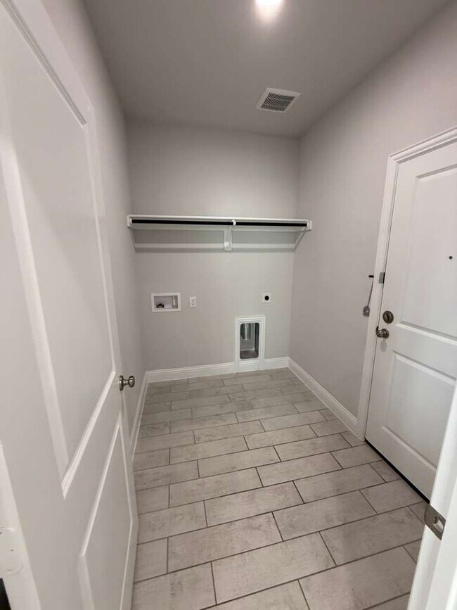 Building Photo - 517 Lana Dr