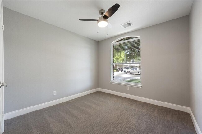 Building Photo - 1804 Camas Dr