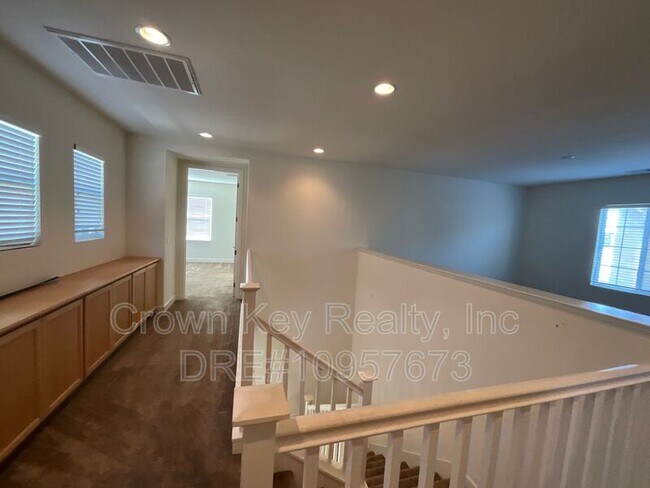 Building Photo - 546 W Campania Way