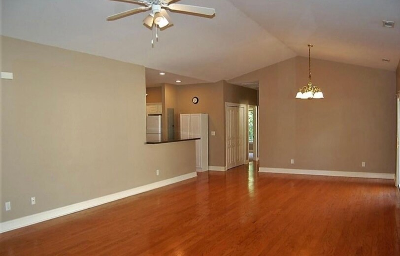 Building Photo - 8 Lagaree Ct