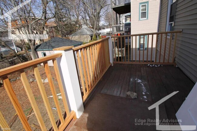 Building Photo - No Brokers Fee, In-Unit Washer and Dryer, Eat-in Kitchen, Stainless Steel Kitchen Appliances, Cen...